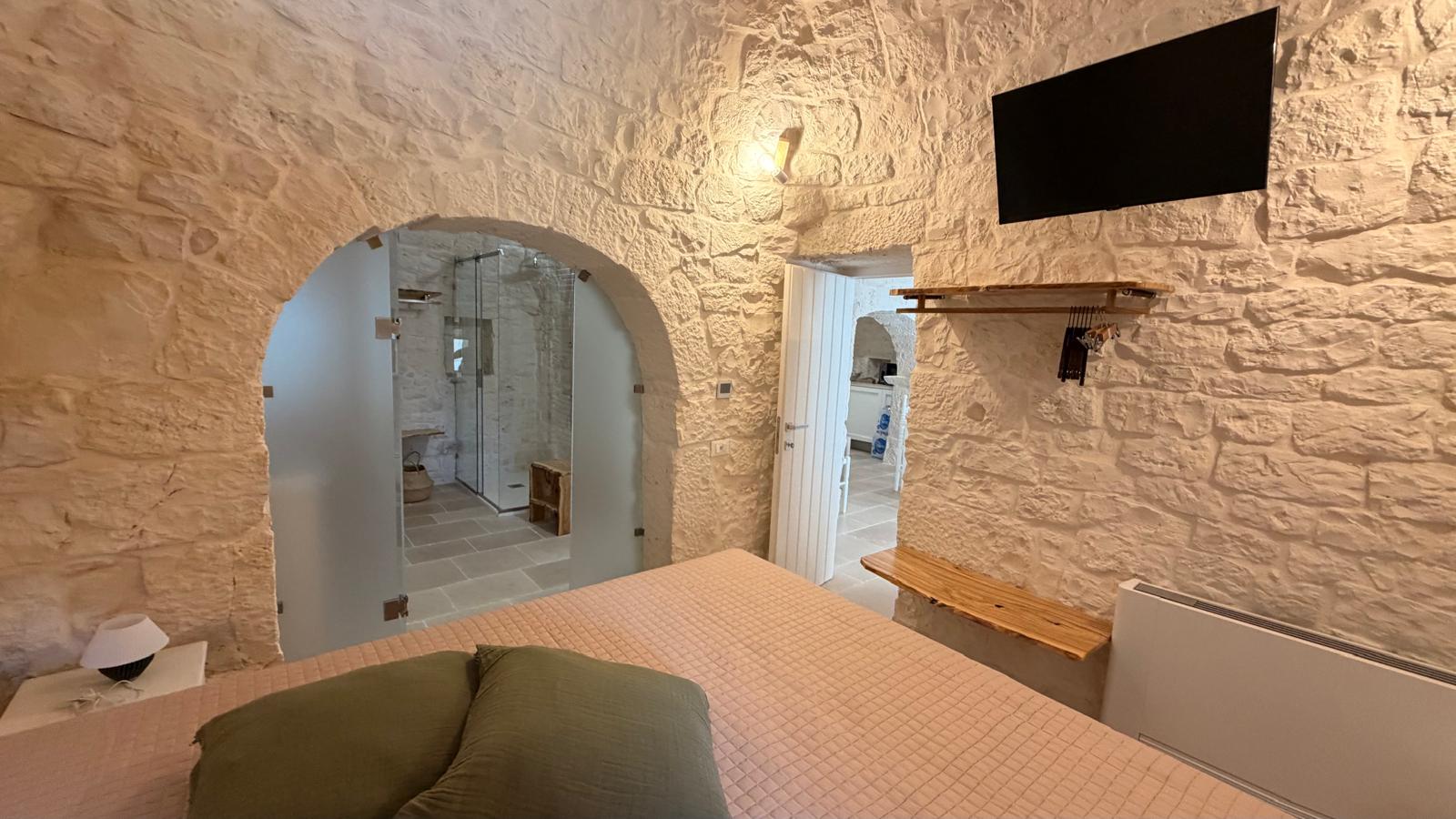 Trulli Comunicanti, Restaurati con Antico Camino, Ulivi Secolari.